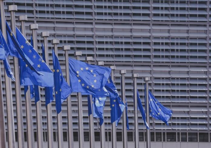 UE-immagine-istituzionale-bandiere