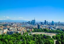 Comprare casa in Italia: servono quasi 7 annualità di stipendio nelle grandi città Skyline-Milano