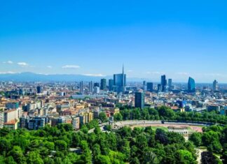 Comprare casa in Italia: servono quasi 7 annualità di stipendio nelle grandi città Skyline-Milano