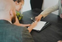 Factoring, leasing e credito alle famiglie: volano i finanziamenti nei primi mesi del 2025 firma-contratto-casa