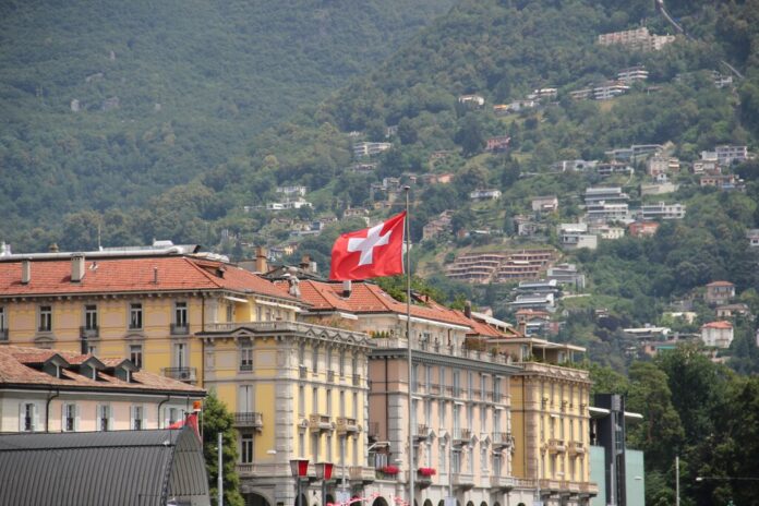 Svizzera-bandiera-palazzi