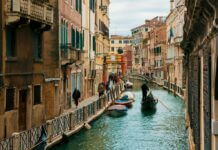 Turismo, più credito alle imprese ma resta alta la rischiosità del settore Venezia-calle-gondola