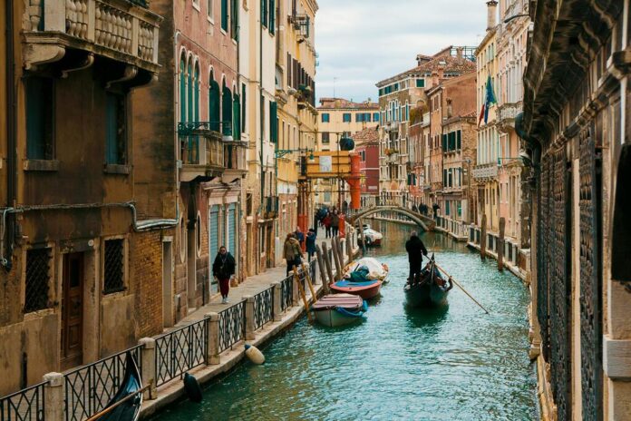 Venezia-calle-gondola