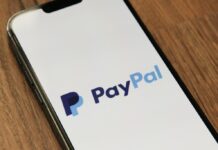 KKR amplia l’intesa con PayPal: 65 miliardi di euro di prestiti BNPL in Europa PayPal-smartphone