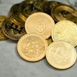 Criptovalute, entrato in vigore il MiCA: nuovo regime UE per i servizi su crypto-asset Rappresentazione di criptovalute e simboli dell'Unione europea dopo l'entrata in vigore del regolamento MiCA.