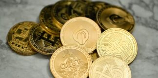 Rappresentazione di criptovalute e simboli dell'Unione europea dopo l'entrata in vigore del regolamento MiCA.