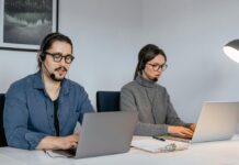 Mercato del lavoro: i giovani sono più a rischio con l’AI young-professional-office-desk