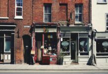 Ritardi di pagamento record nel Regno Unito: imprese in difficoltà nel 2025 UK-street-PMI