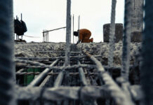Aziende zombie e infiltrazioni mafiose: il razionamento del credito aumenta il rischio per le imprese italiane cantiere-edile