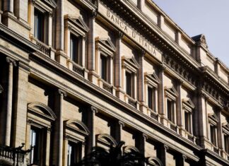 Bankitalia: proseguito a ottobre il trend di riduzione delle cartolarizzazioni e trasferimento dei prestiti dalle banche Bankitalia-edificio-insegna