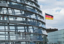 Germania: l’8,1% delle imprese a rischio di sopravvivenza German-business-district-flag