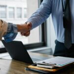 doValue rafforza l’alleanza con BPER e investe in Alba Leasing financial partnership handshake