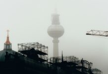 Germania: fallimenti aziendali in forte crescita (+8,3%) Berlino- torre-bianca-nebbia