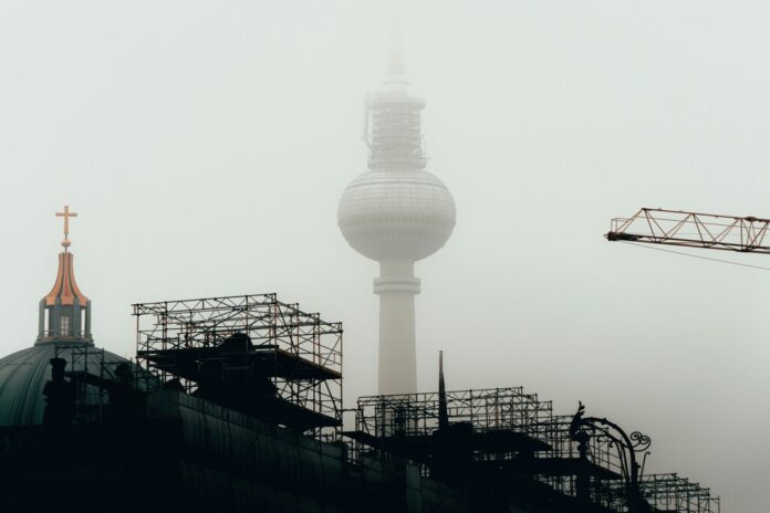 Berlino- torre-bianca-nebbia Berlino- torre-bianca-nebbia