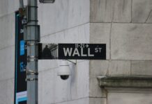 Private credit USA, i default dovrebbero diminuire nel 2026 ma resta alta la fragilità del settore Wall-Street-cartello