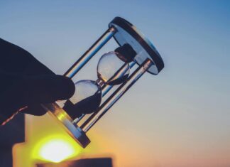 Mettere a fattor comune le special situation: il factoring come risposta di breve termine alla crisi d’impresa clessidra