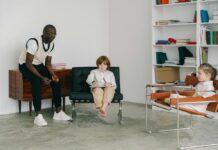 L’Italia che cambia: sempre più stranieri acquistano casa nel 2025 famiglia-straniera-casa