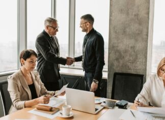 Composizione negoziata della crisi, strumento sempre più “neutro”, dice Assonime handshake-composizione-negoziata-accordo