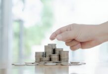 CRIF: credito alle famiglie in ripresa nel 2025 monete-pila-mano