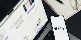 Credito al consumo digitale con pagamento BNPL tramite smartphone e acquisto finanziato