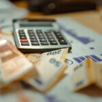 Factoring in crescita nel 2025: turnover a 289 miliardi e strumenti per liberare credito alle imprese banconote-calcolatrice-factoring
