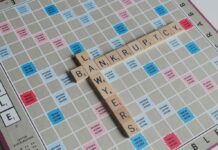 Insolvenze: +2,8% a livello globale, stima Coface per il 2026 bankruptcy-domino