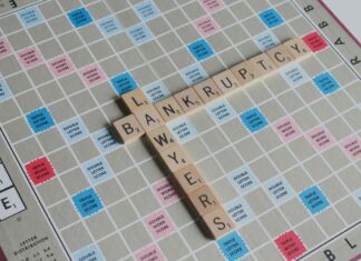 Insolvenze: +2,8% a livello globale, stima Coface per il 2026 bankruptcy-domino