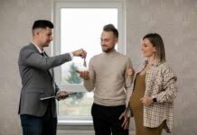 Compravendite famiglie nel primo semestre 2025: cala la quota di acquisti, ma cresce il ricorso al mutuo casa-famiglia-consegna-chiavi