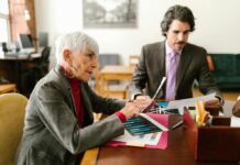 Prestiti personali e cessioni del quinto: nel 2025 tassi in calo e importi in aumento consulente-finanziario-cliente-anziano