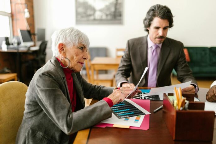 consulente-finanziario-cliente-anziano