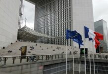 Francia: record di fallimenti aziendali nel 2025 Paris-La-Défense-bandiera