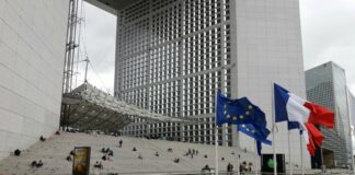 Paris-La-Défense-bandiera