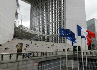 Francia: record di fallimenti aziendali nel 2025 Paris-La-Défense-bandiera