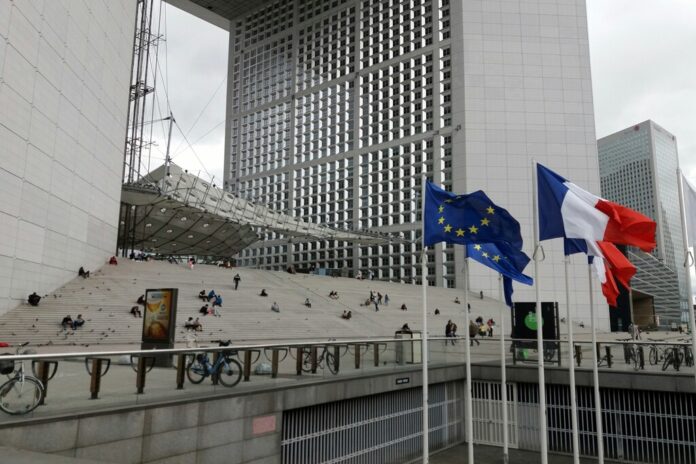 Paris-La-Défense-bandiera