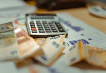 Continua il calo nel recupero crediti dei prestiti cartolarizzati crediti-banconote-scrivania