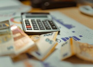 Continua il calo nel recupero crediti dei prestiti cartolarizzati crediti-banconote-scrivania