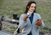 Giovani e digitale guidano il credito in Italia: BNPL vola del 54% nel 2026 donna-giovane-pagamento-smartphone