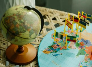 Rischio Paese globale in miglioramento nel 2025, dice Allianz Trade mappamondo-bandierine-cartina-rischio-Paese