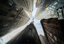 Apollo resiste al rallentamento dei giganti private negli Stati Uniti wall-street-financial-district