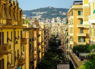 Mercato residenziale Italia 2025: crescita delle compravendite ma accesso alla casa sempre più difficile Genova-palazzi-residenziali