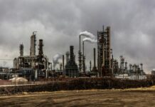 Guerra all’Iran: più default delle aziende UE col petrolio a 130 dollari chemical-plant-refinery pipes