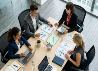 Clessidra Private Debt II, primo closing a 100 milioni con il supporto del FEI corporate-finance-discussion-table