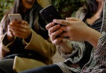 Gen Z è quella che mostra il maggiore stress finanziario gen-z-smartphone