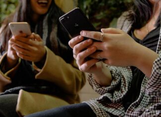 Gen Z è quella che mostra il maggiore stress finanziario gen-z-smartphone