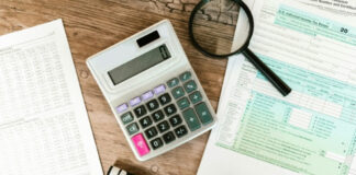 scrivania con documenti fiscali