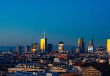 Mercato immobiliare 2025: compravendite e affitti in crescita, attenzione alla fascia grigia skyline-Milano-mercato-immobiliare
