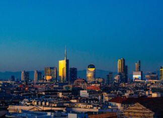 Mercato immobiliare 2025: compravendite e affitti in crescita, attenzione alla fascia grigia skyline-Milano-mercato-immobiliare