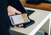Credito, il BNPL traina il mercato a marzo: segnali di ripresa per mutui e consumi buy-now-pay-later-smartphone-payment