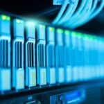 AI, capitale e Golfo: i rischi di una nuova crisi globale del credito data-center-servers-blue-lights