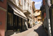 Immobili d’impresa, compravendite in crescita nel 2025 negozi-immobili-commerciali-strada-italiana